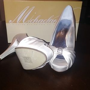 BRAND NEW Michaelangelo Ivory High Heels